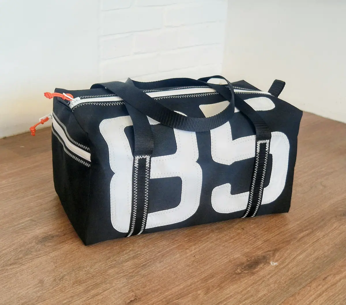 Handgefertigter Weekender S aus Persenningtuch mit personalisierbaren Initialien.