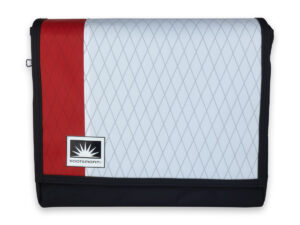 Stylische 17-Zoll Laptoptasche aus X-Pac VX21 in Weiß-Rot. Handgefertigt, wasserdicht, robust & nachhaltig – ideal für Alltag, Uni & Job.