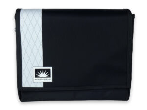 Laptoptasche 17 Zoll aus X-Pac VX21 in Weiß und Schwarz, robust, wasserdicht und handgefertigt, freigestellt.