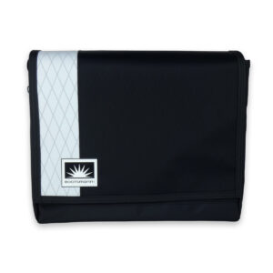 Laptoptasche 17 Zoll aus X-Pac VX21 in Weiß und Schwarz, robust, wasserdicht und handgefertigt, freigestellt.