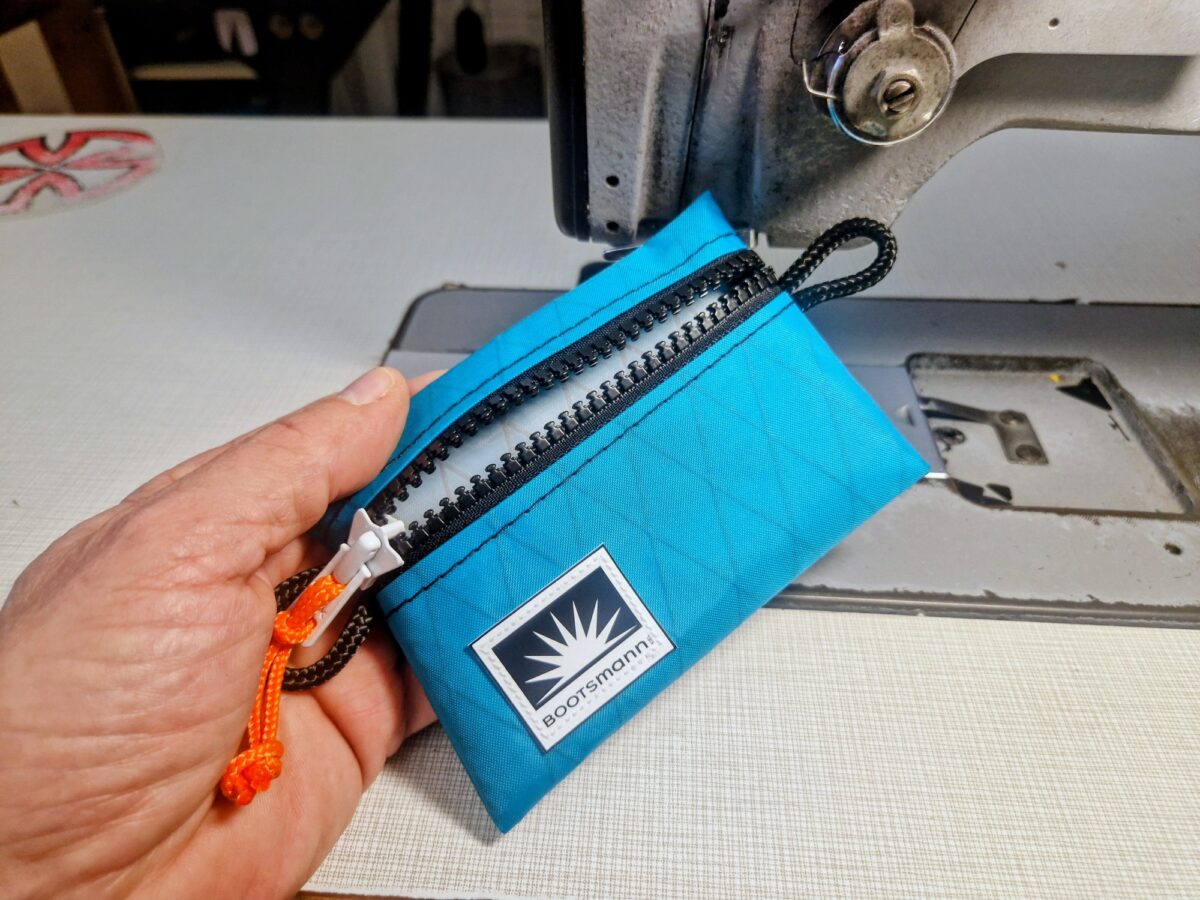 Mini Wallet aus X-Pac Segeltuch in kompaktem Format, robust und wasserabweisend.