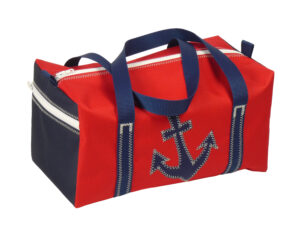 Sporttasche Größe S in Rot mit blauem Anker-Motiv. Freigestellt vor weißem Hintergrund.