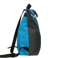 Seitenansicht eines großen BOOTSMANN-Rucksacks aus Canvas in Anthrazit und Himmelblau, freigestellt auf weißem Hintergrund