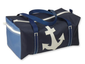 Sporttasche aus Canvas in Größe M. Freigestellt vor weißem Hintergrund. Die Tasche ist navydunkelblau, der Gurt dunkelblau, auf der Vorderseite ist ein weisser Anker abgebildet