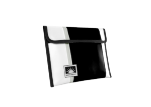 Tablet-Tasche aus robuster LKW-Plane, 13 Zoll, in Weiss-Schwarz, freigestellt