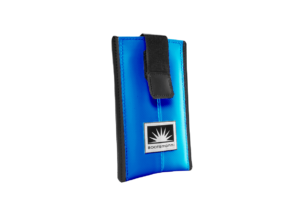 Freigestellte Handytasche aus neuer LKW-Plane in Himmelblau und Blau, geeignet für iPhones