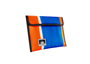 Freigestellte 13-Zoll-Tablet-Tasche aus LKW-Plane in Orange und Himmelblau, Produktbild auf weißem Hintergrund