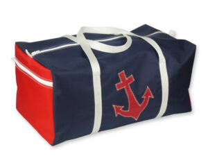 Große Sporttasche in Größe XL aus Canvas, in Dunkelblau mit rotem Anker-Motiv. Freigestellt vor weißem Hintergrund