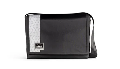 Schwarz-weiße Tasche aus X-Pac mit technischem Design