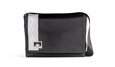 Schwarz-weiße Tasche aus X-Pac mit technischem Design