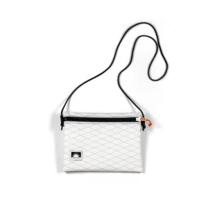 Slingbag aus X-Pac-Material mit Kordel, freigestellt auf weißem Hintergrund