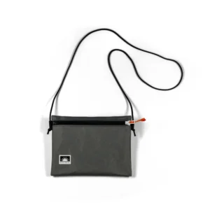 Slingbag aus X-Pac-Material mit Kordel, freigestellt auf weißem Hintergrund