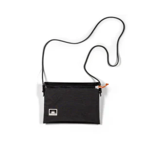 Slingbag aus X-Pac-Material mit Kordel, freigestellt auf weißem Hintergrund