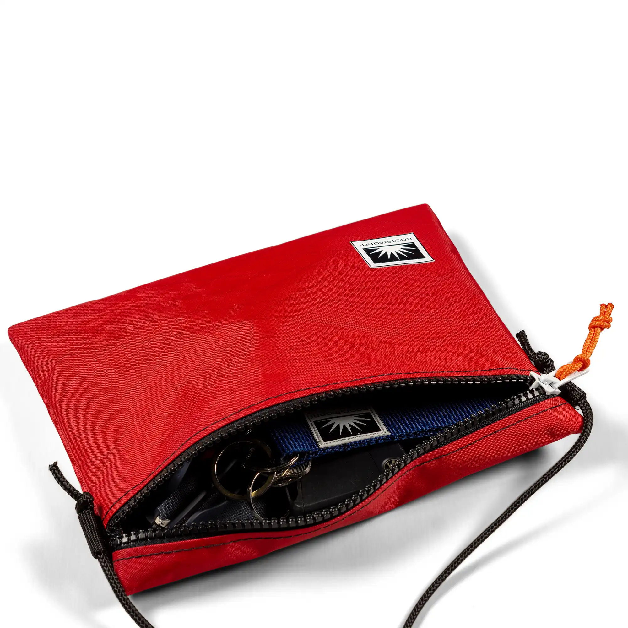 Slingbag aus X-Pac-Material, freigestellt auf weißem Hintergrund