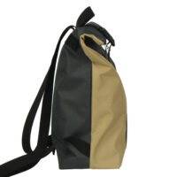 Seitenansicht eines großen BOOTSMANN-Rucksacks aus Canvas in Schlamm und Anthrazit, freigestellt auf weißem Hintergrund