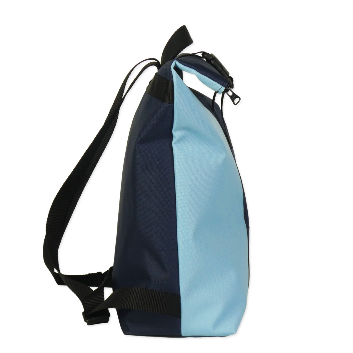 Seitenansicht eines großen BOOTSMANN-Rucksacks aus Canvas in Hellblau und Navyblau, freigestellt auf weißem Hintergrund