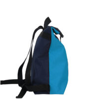 Seitenansicht eines BOOTSMANN-Rucksacks aus Canvas in Himmelblau und Navyblau, Größe M, freigestellt auf weißem Hintergrund