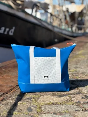 Handgemachte Shopper-Tote-Bag aus Persenningtuch steht am Tiessenkai vor einem Schiff.