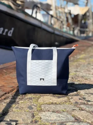 Handgemachte Shopper-Tote-Bag aus Persenningtuch steht am Tiessenkai vor einem Schiff.