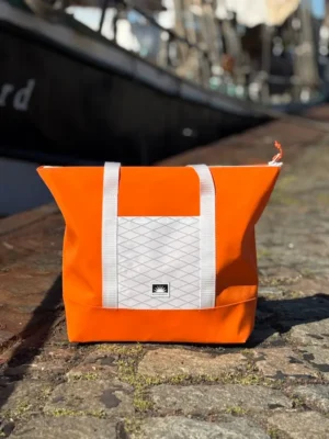 Handgemachte Shopper-Tote-Bag aus Persenningtuch steht am Tiessenkai vor einem Schiff.