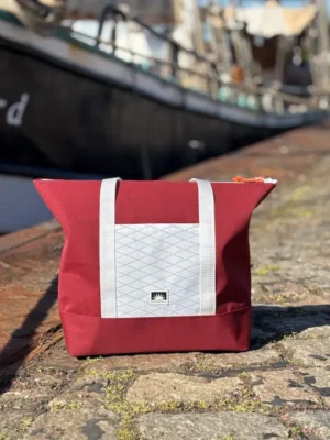 Handgemachte Shopper-Tote-Bag aus Persenningtuch steht am Tiessenkai vor einem Schiff.