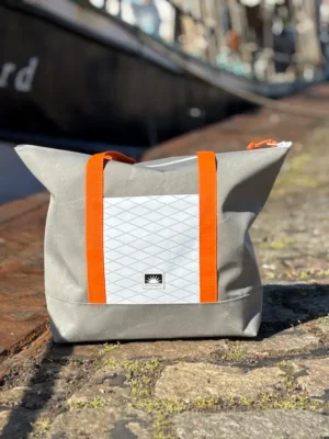 Handgemachte Shopper-Tote-Bag aus Persenningtuch steht am Tiessenkai vor einem Schiff.
