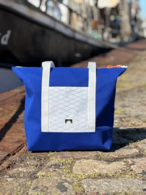 Handgemachte Shopper-Tote-Bag aus Persenningtuch steht am Tiessenkai vor einem Schiff.