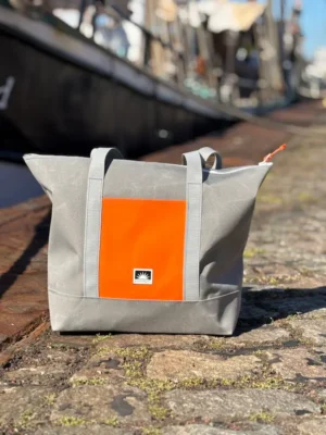 Handgemachte Shopper-Tote-Bag aus Persenningtuch steht am Tiessenkai vor einem Schiff.