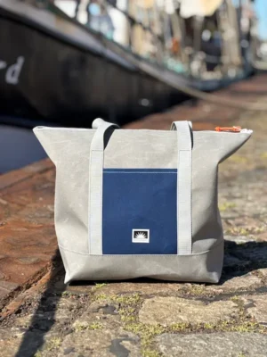 Handgemachte Shopper-Tote-Bag aus Persenningtuch steht am Tiessenkai vor einem Schiff.