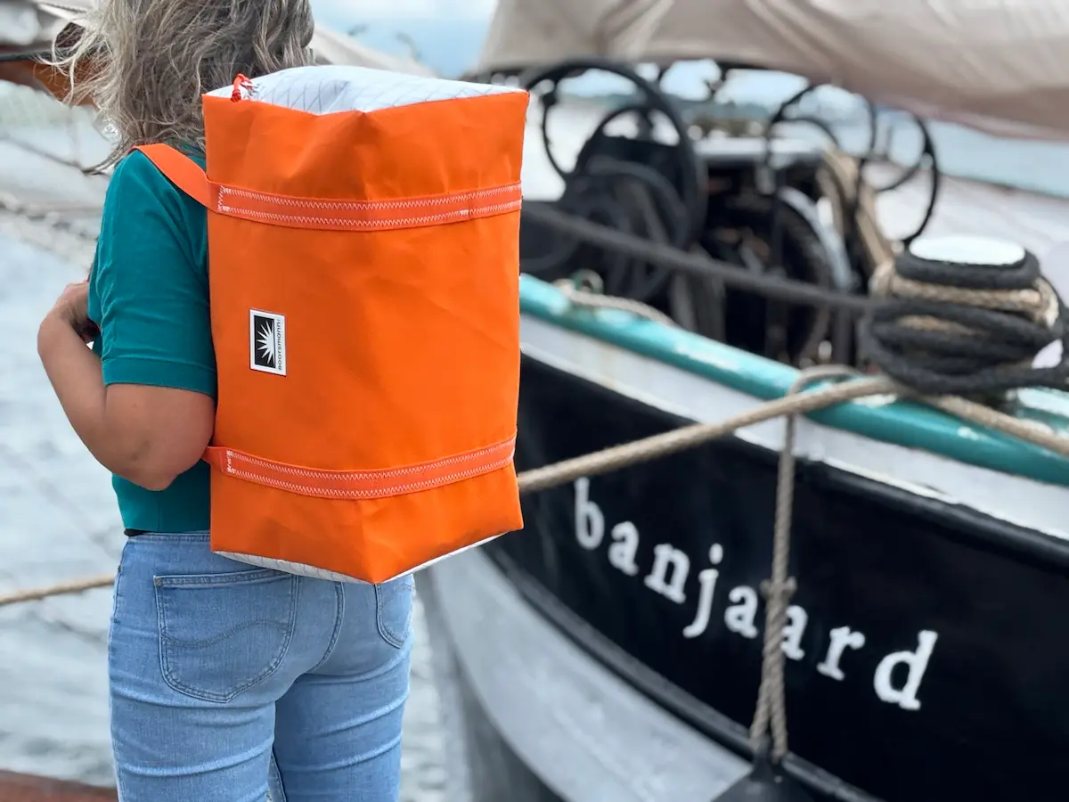 Frau am Tiessenkai mit handgefertigtem Weekender aus Persenningtuch