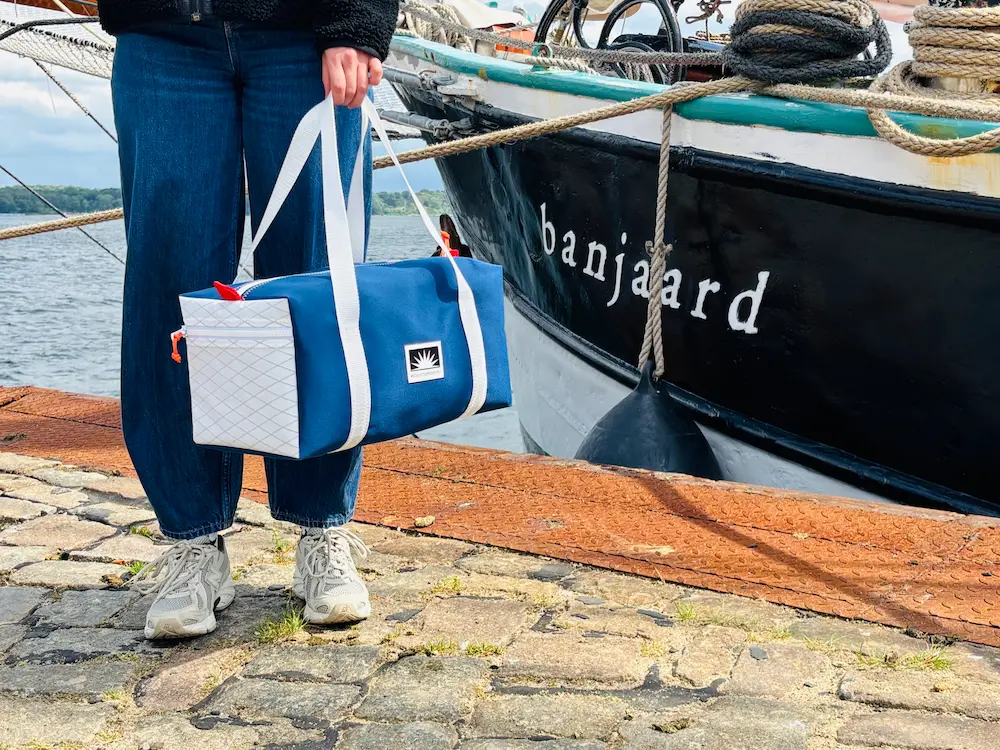 Frau am Tiessenkai mit handgefertigtem Weekender aus Persenningtuch