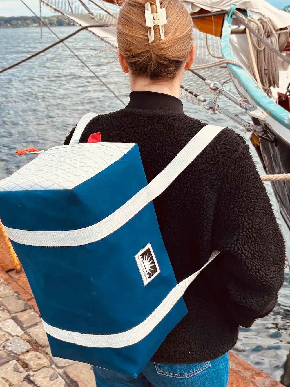 Frau am Tiessenkai mit handgefertigtem Weekender aus Persenningtuch