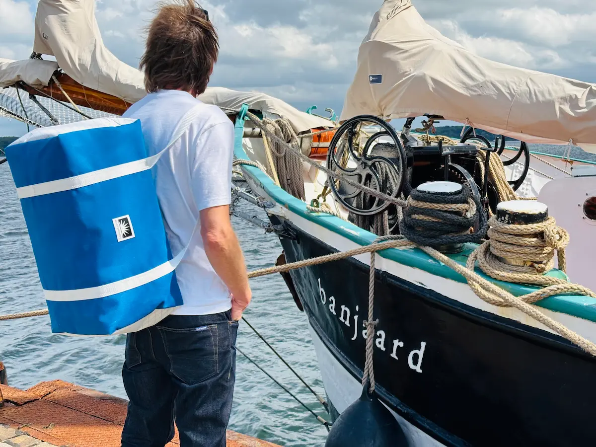 Mann am Tiessenkai mit handgefertigtem Weekender aus Persenningtuch