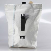 Großer BOOTSMANN-Rucksack aus recyceltem, weißem Segeltuch, freigestellt