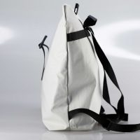 Seitenansicht eines großen BOOTSMANN-Rucksacks aus recyceltem, weißem Segeltuch, freigestellt auf weißem Hintergrund