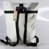 Freigestellte Rückansicht eines großen BOOTSMANN-Rucksacks aus recyceltem, weißem Segeltuch mit sichtbaren Trageriemen