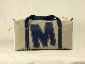 Sporttasche Weekender Größe M aus Persenningtuch mit individuellen Initialien freigestellt