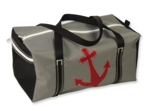 Sporttasche aus Canvas in Größe M. Freigestellt vor weißem Hintergrund. Die Tasche ist hellgrau, der Gurt schwarz, auf der Vorderseite ist ein roter Anker abgebildet
