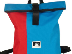 Großer BOOTSMANN-Rucksack aus Canvas in Rot und Himmelblau, freigestellt