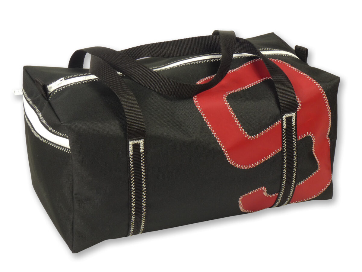Sporttasche aus Canvas in Größe M. Freigestellt vor weißem Hintergrund. Die Tasche ist schwarz, der Gurt schwarz, auf der Vorderseite ist eine rote neun abgebildet