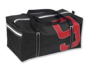 Große Sporttasche in Größe XL aus Canvas, in Schwarz mit rorter Neun. Freigestellt vor weißem Hintergrund