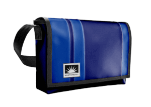 Freigestellte Messenger Tasche L-Quer aus LKW-Plane von Complan mit Innentasche, YKK-Reißverschluss, Handytasche und Karabiner für Schlüssel