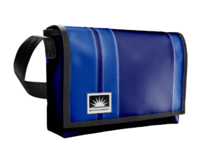 Freigestellte Messenger Tasche L-Quer aus LKW-Plane von Complan mit Innentasche, YKK-Reißverschluss, Handytasche und Karabiner für Schlüssel