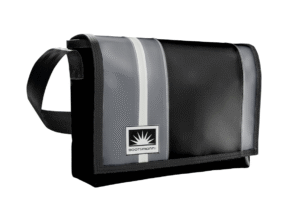 Freigestellte Messenger Tasche L-Quer aus LKW-Plane von Complan mit Innentasche, YKK-Reißverschluss, Handytasche und Karabiner für Schlüssel