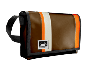 Freigestellte Messenger Tasche L-Quer aus LKW-Plane von Complan mit Innentasche, YKK-Reißverschluss, Handytasche und Karabiner für Schlüssel