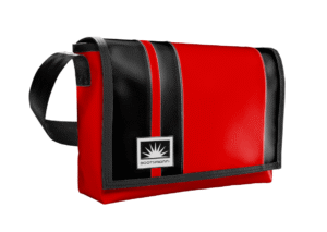 Freigestellte Messenger Tasche L-Quer aus LKW-Plane von Complan mit Innentasche, YKK-Reißverschluss, Handytasche und Karabiner für Schlüssel