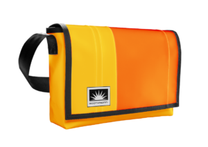 Bootsmann Tasche L Quer aus LKW-Plane in Gelb und Orange auf neutralem Hintergrund, Produktansicht