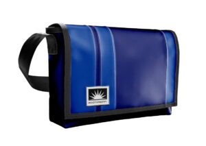 Bootsmann Tasche L Quer aus LKW-Plane in Blautönen auf neutralem Hintergrund, Produktansicht