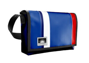 Bootsmann Tasche L Quer aus LKW-Plane in ozeanblau weiß und rot auf neutralem Hintergrund, Produktansicht