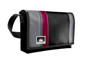 Bootsmann Tasche L Quer aus LKW-Plane in schwarz aubergine auf neutralem Hintergrund, Produktansicht